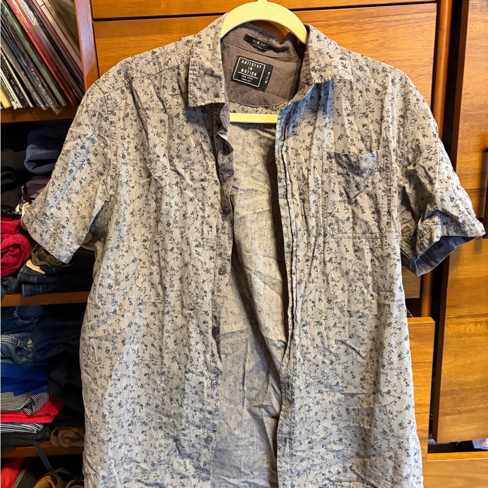 Rip Curl Short-Sleeve Button-Up Shirt in Light Gray with Navy Print